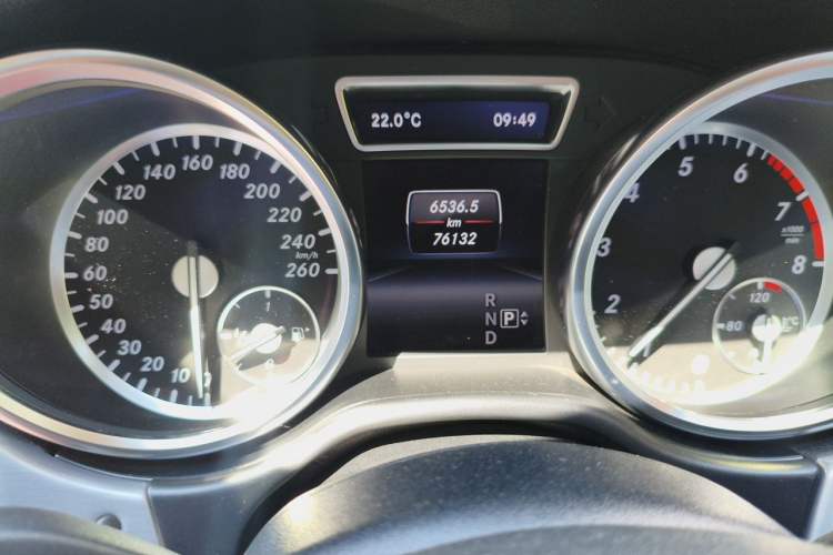 Used Mercedes-Benz M-Class 2014 ML 320 4MATIC Odometer Close Up