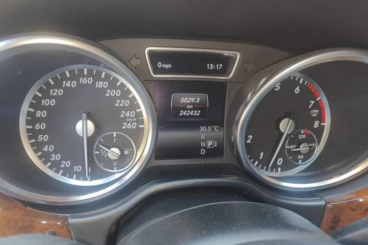 Used Mercedes-Benz M-Class 2014 ML 400 4MATIC Luxury Model Odometer Close Up