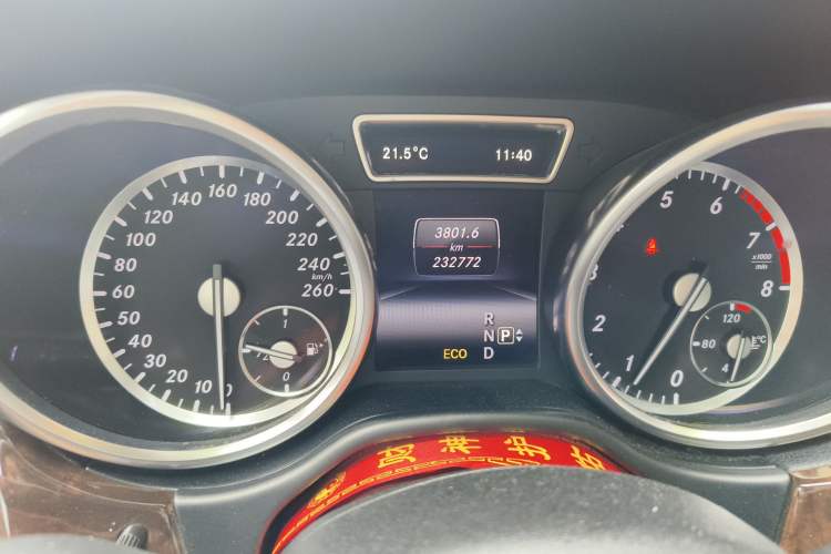 Used Mercedes-Benz M-Class 2014 ML 400 4MATIC Dynamic Model Odometer Close Up