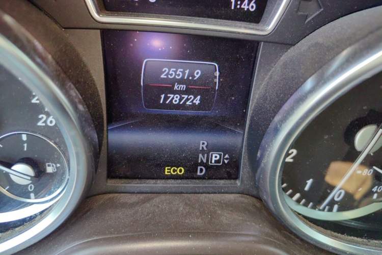 Used Mercedes-Benz M-Class 2014 ML 320 4MATIC Odometer Close Up