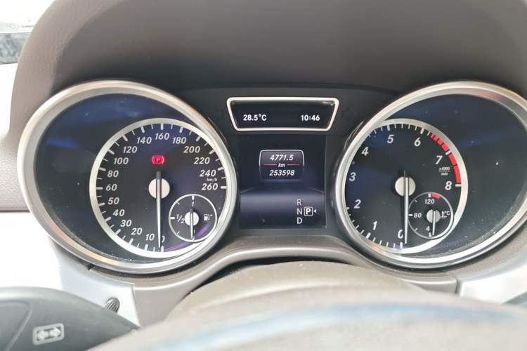 Used Mercedes-Benz M-Class 2014 ML 320 4MATIC Odometer Close Up