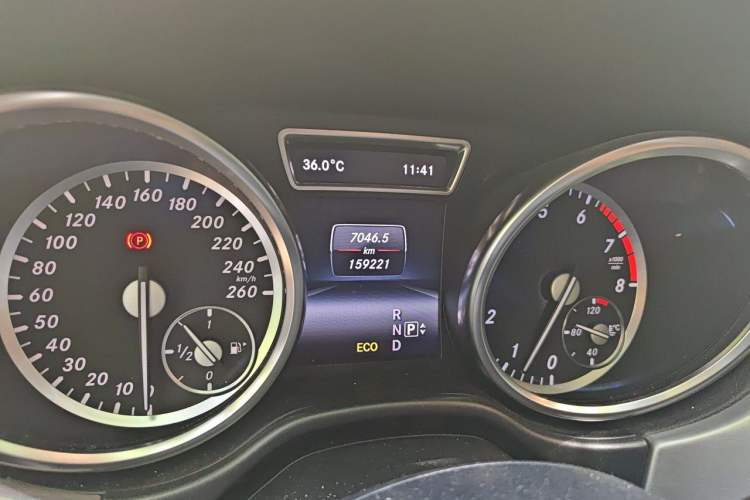 Used Mercedes-Benz M-Class 2014 ML 320 4MATIC Odometer Close Up