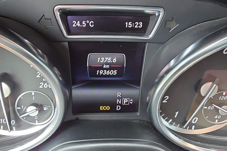 Used Mercedes-Benz M-Class 2014 ML 400 4MATIC Luxury Model Odometer Close Up