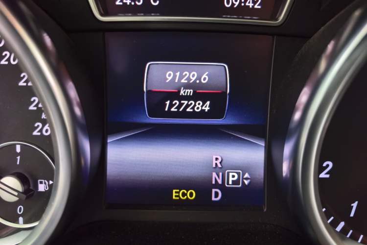 Used Mercedes-Benz M-Class 2014 ML 400 4MATIC Luxury Model Odometer Close Up