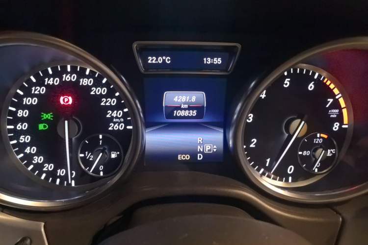 Used Mercedes-Benz M-Class 2014 ML 320 4MATIC Odometer Close Up