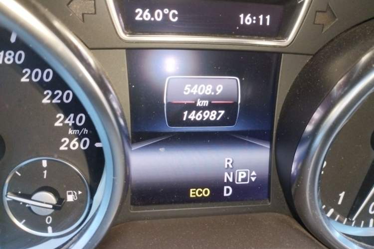 Used Mercedes-Benz M-Class 2014 ML 320 4MATIC Odometer Close Up