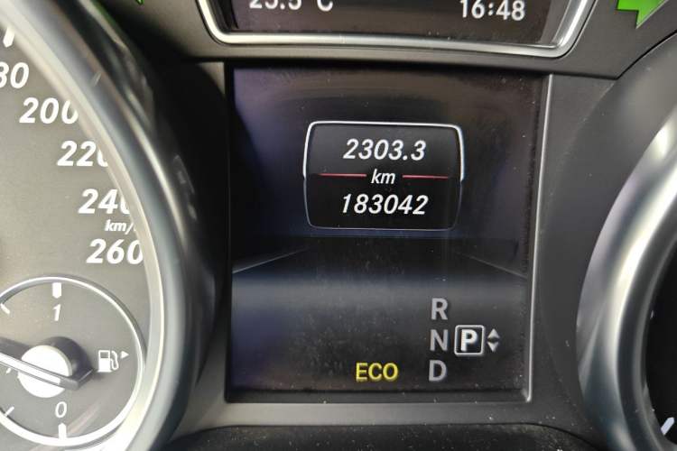 Used Mercedes-Benz M-Class 2014 ML 400 4MATIC Dynamic Model Odometer Close Up