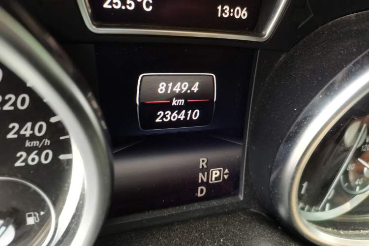 Used Mercedes-Benz M-Class 2014 ML 320 4MATIC Odometer Close Up