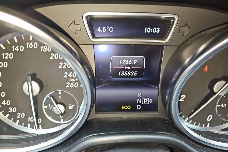 Used Mercedes-Benz M-Class 2014 ML 400 4MATIC Dynamic Model Odometer Close Up
