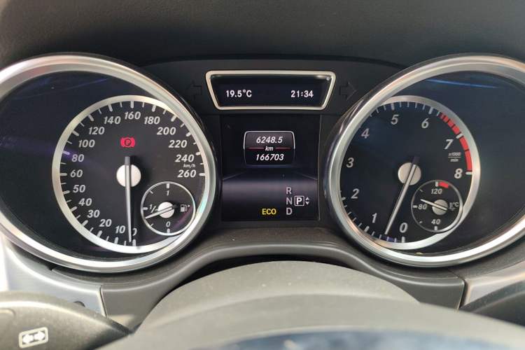 Used Mercedes-Benz M-Class 2014 ML 320 4MATIC Odometer Close Up