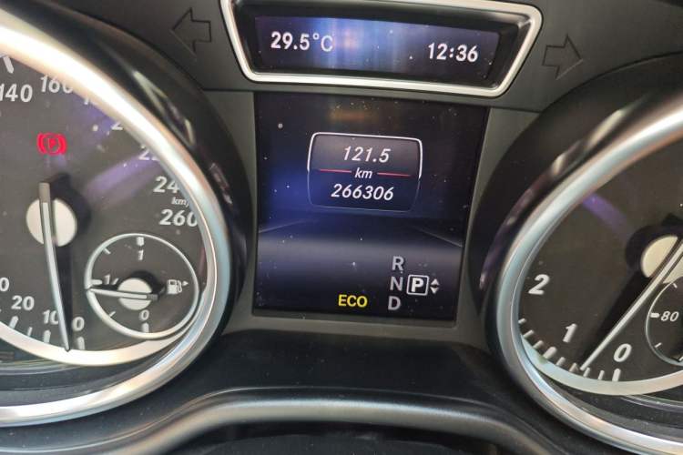 Used Mercedes-Benz M-Class 2014 ML 400 4MATIC Luxury Model Odometer Close Up