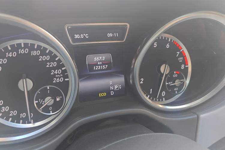 Used Mercedes-Benz M-Class 2014 ML 320 4MATIC Odometer Close Up