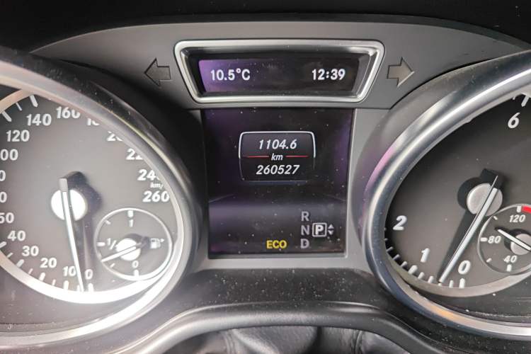 Used Mercedes-Benz M-Class 2014 ML 400 4MATIC Luxury Model Odometer Close Up