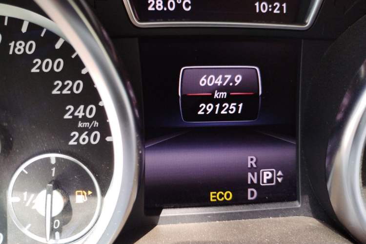 Used Mercedes-Benz M-Class 2014 ML 400 4MATIC Dynamic Model Odometer Close Up