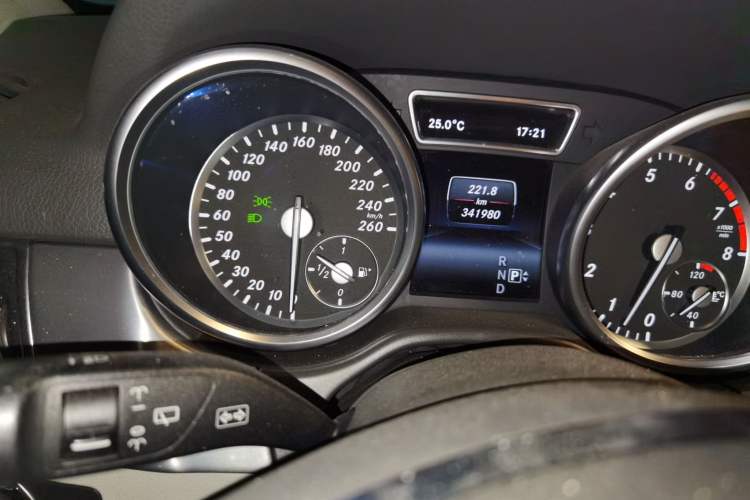 Used Mercedes-Benz M-Class 2014 ML 320 4MATIC Odometer Close Up