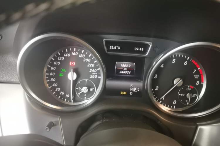 Used Mercedes-Benz M-Class 2014 ML 320 4MATIC Odometer Close Up