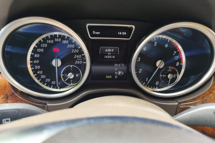 Used Mercedes-Benz M-Class 2014 ML 400 4MATIC Luxury Model Odometer Close Up
