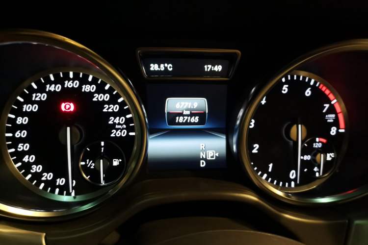 Used Mercedes-Benz M-Class 2014 ML 320 4MATIC Odometer Close Up