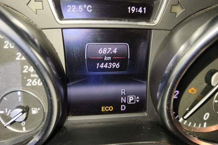 Used Mercedes-Benz M-Class 2014 ML 400 4MATIC Dynamic Model Odometer Close Up