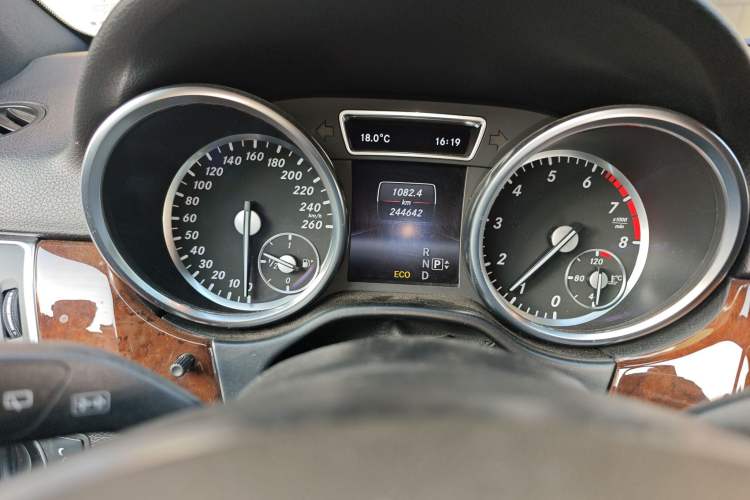 Used Mercedes-Benz M-Class 2014 ML 400 4MATIC Luxury Model Odometer Close Up