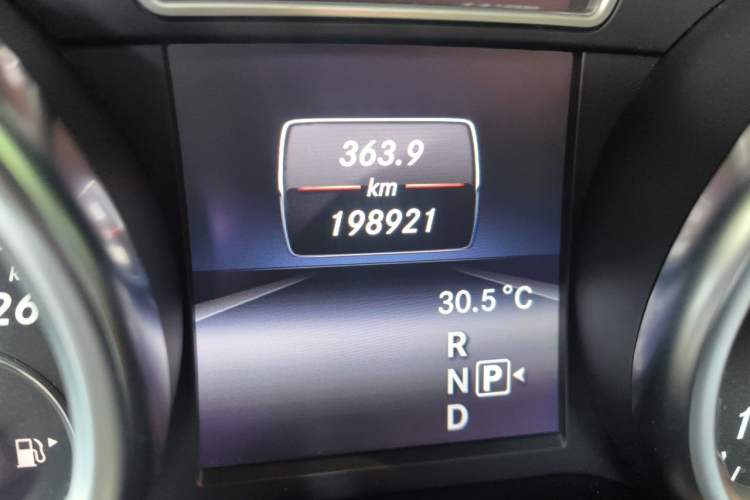 Used Mercedes-Benz M-Class 2014 ML 400 4MATIC Dynamic Model Odometer Close Up