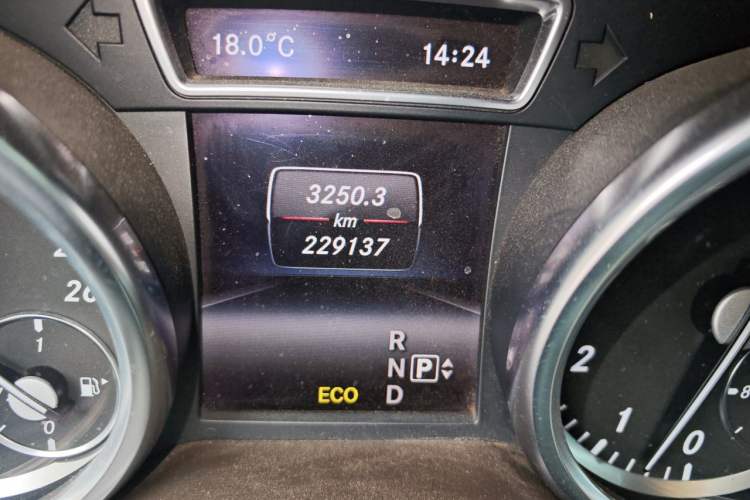 Used Mercedes-Benz M-Class 2014 ML 400 4MATIC Dynamic Model Odometer Close Up