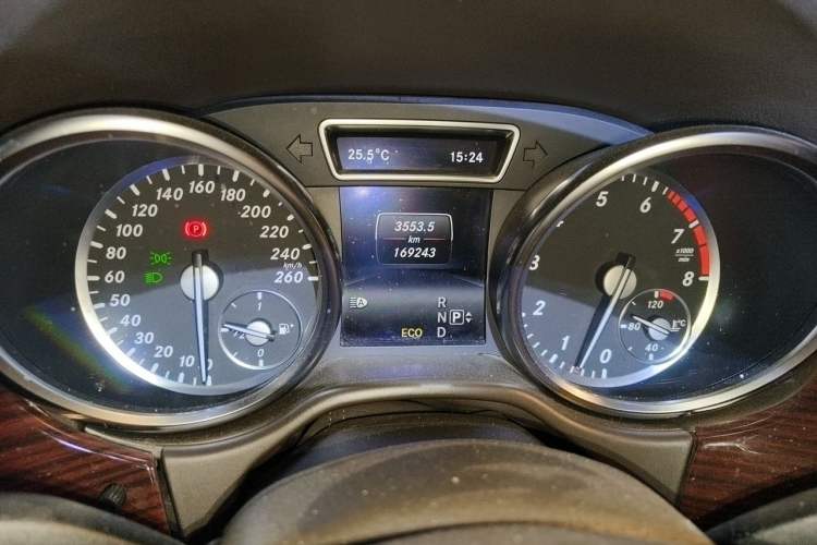 Used Mercedes-Benz M-Class 2014 ML 400 4MATIC Dynamic Model Odometer Close Up
