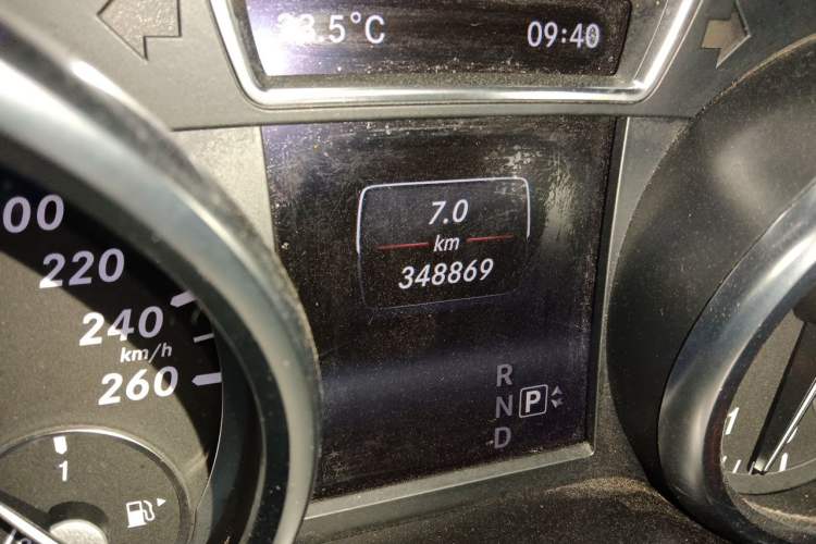 Used Mercedes-Benz M-Class 2014 ML 400 4MATIC Luxury Model Odometer Close Up