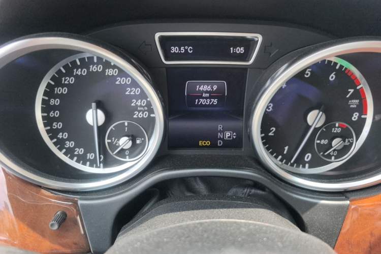 Used Mercedes-Benz M-Class 2014 ML 400 4MATIC Luxury Model Odometer Close Up