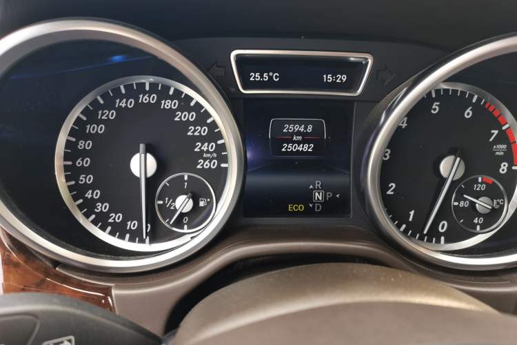 Used Mercedes-Benz M-Class 2014 ML 400 4MATIC Dynamic Model Odometer Close Up