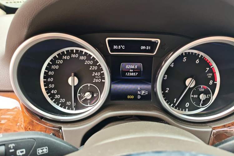 Used Mercedes-Benz M-Class 2014 ML 400 4MATIC Luxury Model Odometer Close Up
