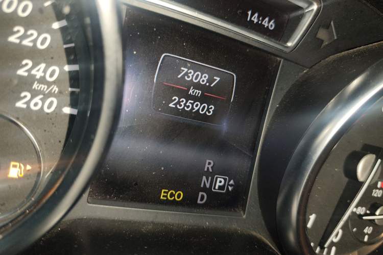 Used Mercedes-Benz M-Class 2014 ML 400 4MATIC Luxury Model Odometer Close Up