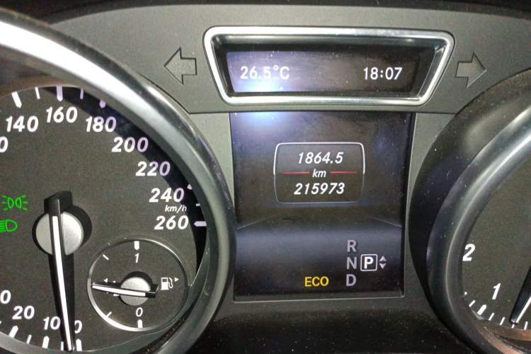 Used Mercedes-Benz M-Class 2014 ML 400 4MATIC Luxury Model Odometer Close Up