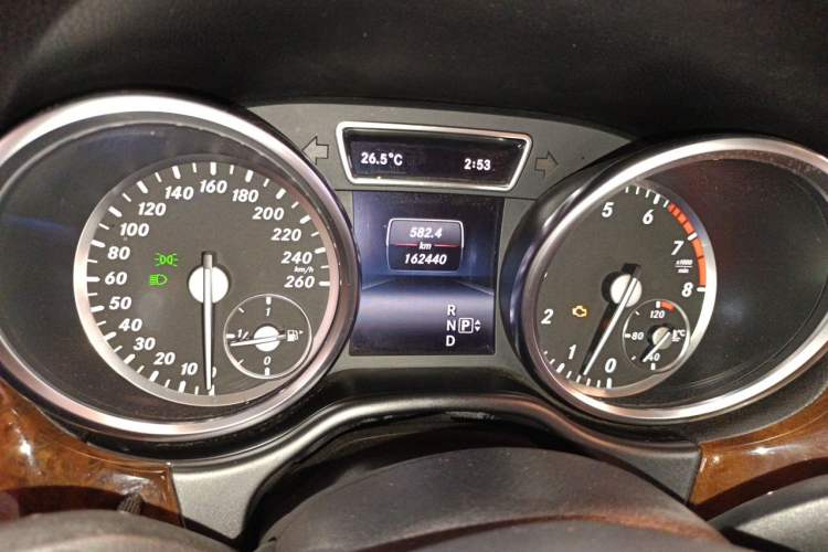Used Mercedes-Benz M-Class 2014 ML 400 4MATIC Luxury Model Odometer Close Up