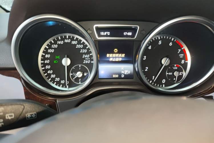 Used Mercedes-Benz M-Class 2014 ML 400 4MATIC Dynamic Model Odometer Close Up