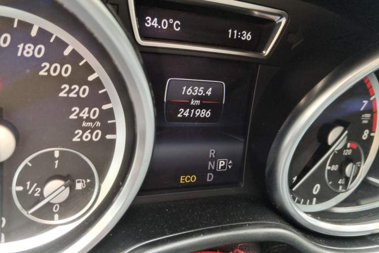 Used Mercedes-Benz M-Class 2014 ML 320 4MATIC Odometer Close Up