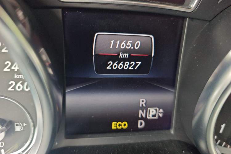 Used Mercedes-Benz M-Class 2014 ML 400 4MATIC Luxury Model Odometer Close Up