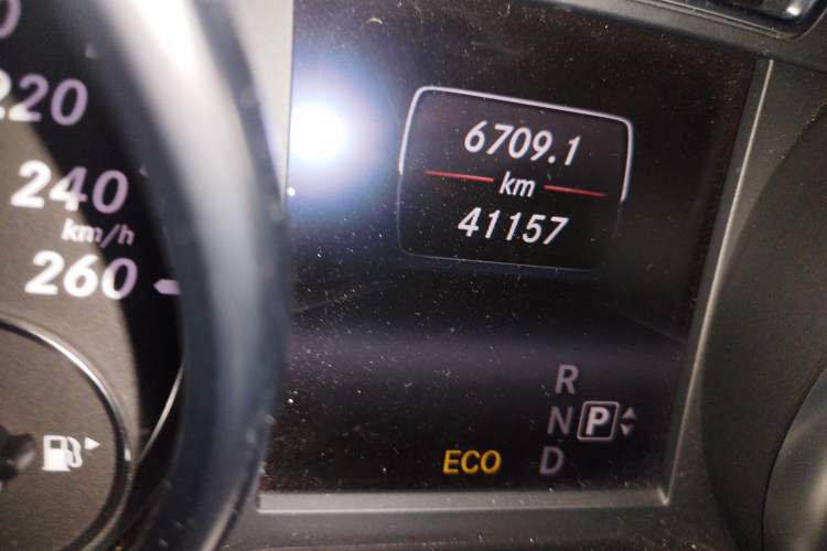 Used Mercedes-Benz M-Class 2014 ML 400 4MATIC Luxury Model Odometer Close Up