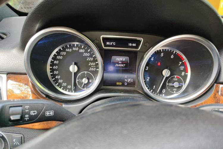 Used Mercedes-Benz M-Class 2014 ML 400 4MATIC Luxury Model Odometer Close Up