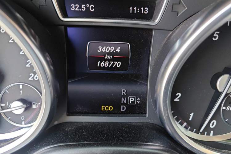 Used Mercedes-Benz M-Class 2014 ML 400 4MATIC Dynamic Model Odometer Close Up