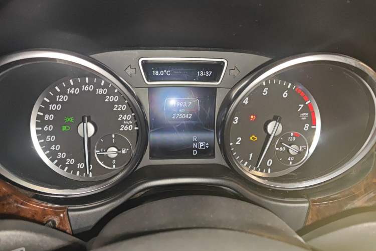 Used Mercedes-Benz M-Class 2014 ML 400 4MATIC Dynamic Model Odometer Close Up