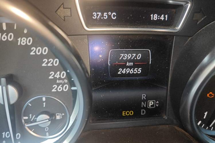 Used Mercedes-Benz M-Class 2014 ML 400 4MATIC Dynamic Model Odometer Close Up