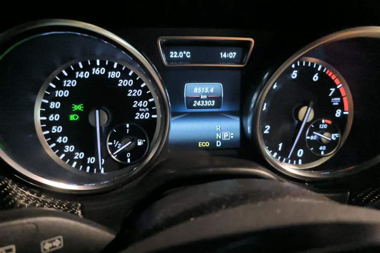 Used Mercedes-Benz M-Class 2014 ML 400 4MATIC Dynamic Model Odometer Close Up