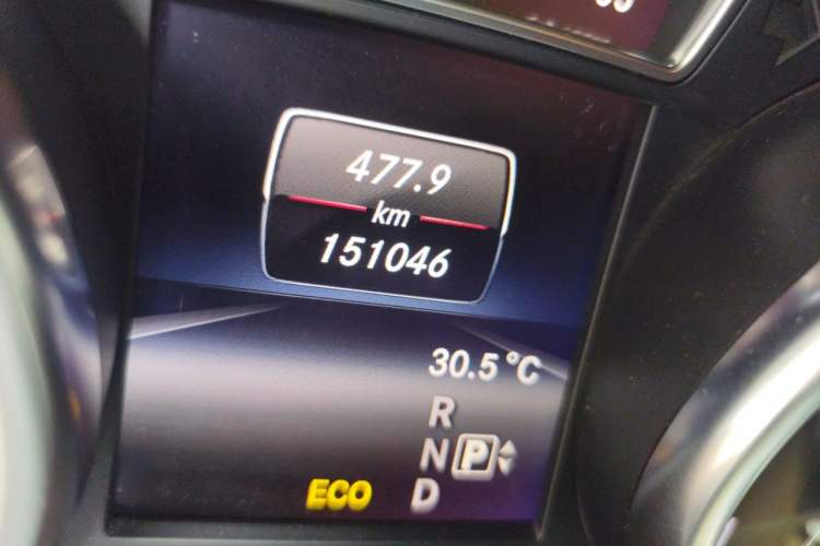 Used Mercedes-Benz M-Class 2014 ML 320 4MATIC Odometer Close Up