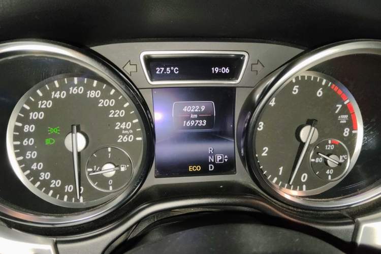 Used Mercedes-Benz M-Class 2014 ML 320 4MATIC Odometer Close Up