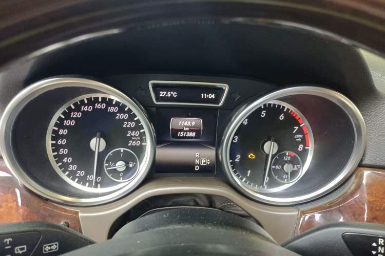 Used Mercedes-Benz M-Class 2014 ML 400 4MATIC Luxury Model Odometer Close Up
