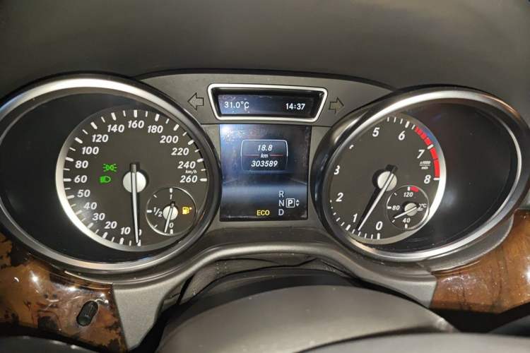 Used Mercedes-Benz M-Class 2014 ML 400 4MATIC Dynamic Model Odometer Close Up