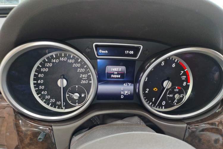 Used Mercedes-Benz M-Class  Odometer Close Up
