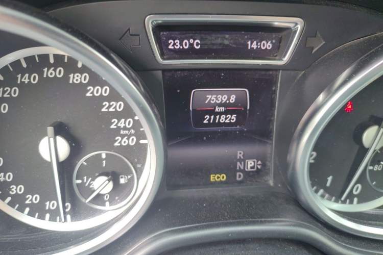 Used Mercedes-Benz M-Class 2014 ML 320 4MATIC Odometer Close Up