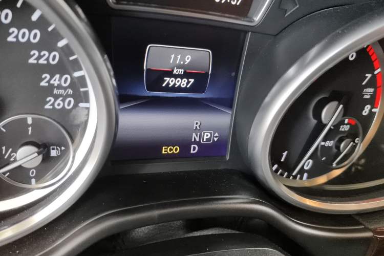 Used Mercedes-Benz M-Class 2014 ML 400 4MATIC Luxury Model Odometer Close Up